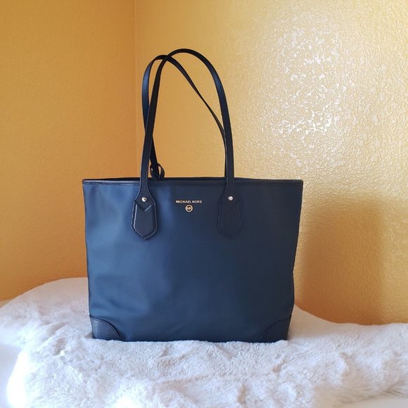Michael Kors Eva Nylon Large Tote With Pouch in Navy Multi New Without Tag - Picture 2 of 16